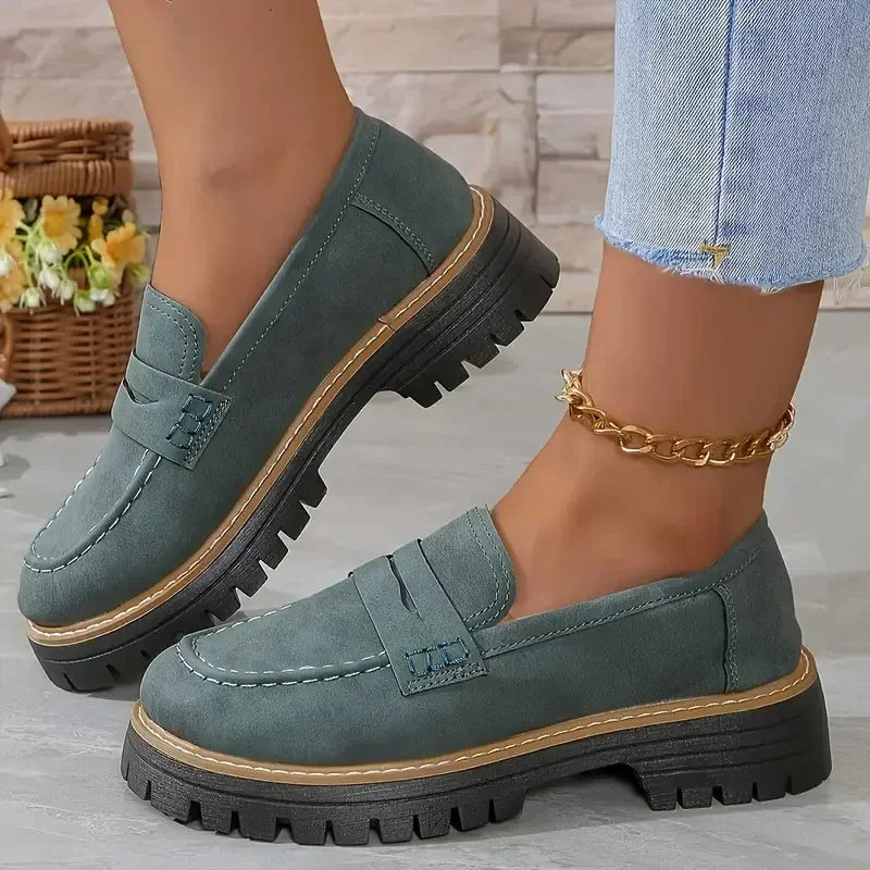 Sienna™ – Loafers en Daim Intemporels