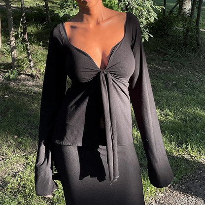 Luna – Blouse Noire à Manches Évasées